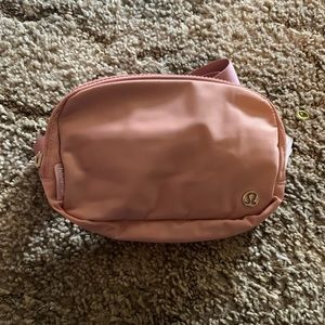 Lululemon Everywhere belt bag